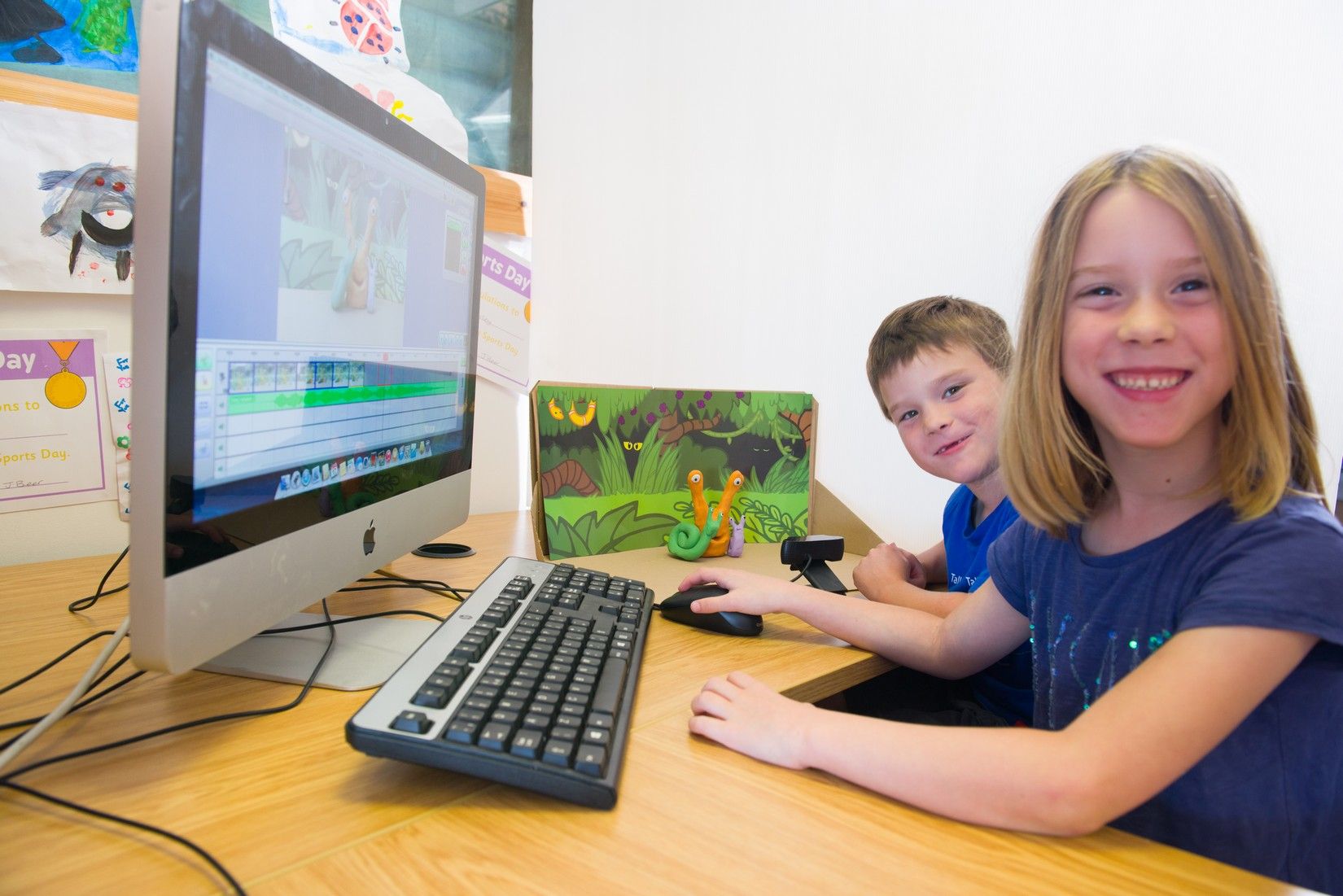 Two young childrenanimating with Zu3D on a Mac computer